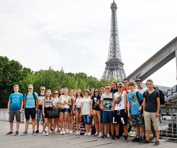 Klassenfahrten – Schüler*innen in Paris am Eiffelturm